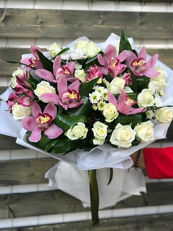 Букет цветов из: Розы и Хризантемы в Пятницкое