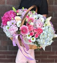 Композиция солнечный день в Пятницкое Цветочная композиция из Розы, Хризантемы, Пионы и Лизиантусы в корзине в Пятницкое