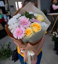 Букет цветов из:  Герберы, Розы и Хризантемы в Пятницкое