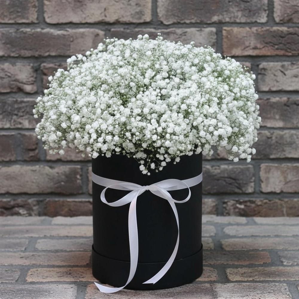 Цветочная композиция из Гипсофила в шляпной коробке в Пятницкое