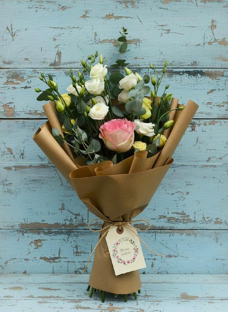 Букет цветов из: Розы и Лизиантусы в Пятницкое