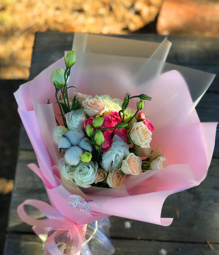 Букет цветов из: Розы и Лизиантусы в Пятницкое