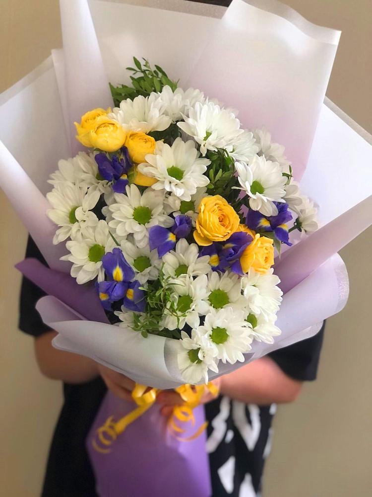 Букет цветов из: Ирисы, Хризантемы и Розы в Пятницкое