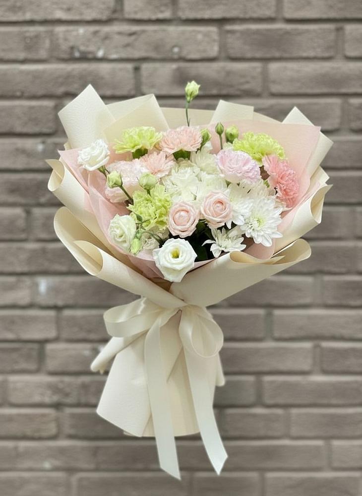 Букет цветов из: Гвоздики, Розы, Лизиантусы и Хризантемы в Пятницкое