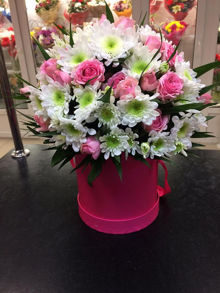 Цветочная композиция из Розы и Хризантемы в шляпной коробке в Пятницкое