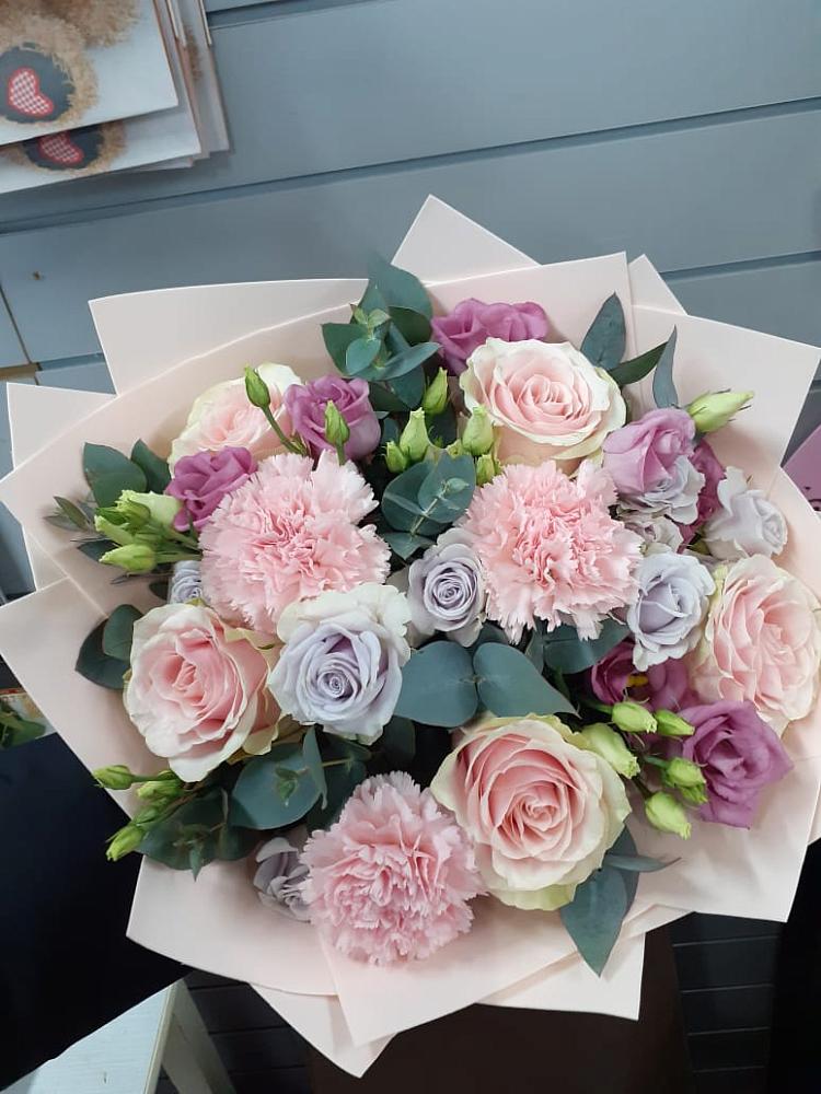 Букет цветов из: Розы, Гвоздики и Лизиантусы в Пятницкое