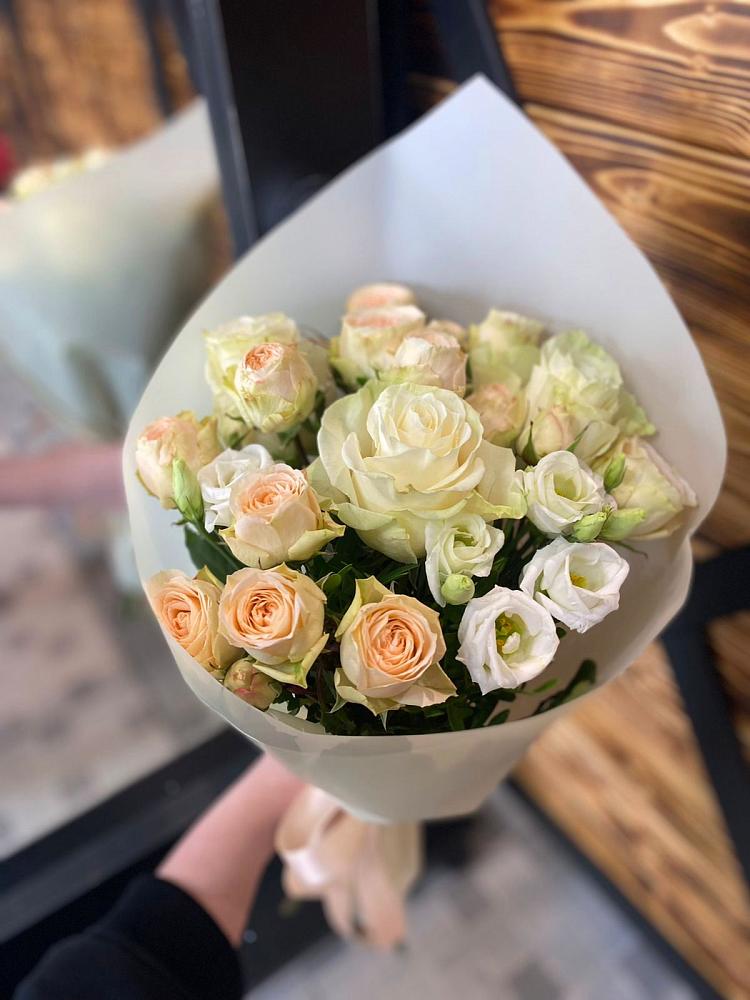 Букет цветов из: Розы и Лизиантусы в Пятницкое